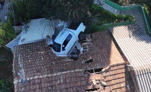 Caminhonete “voa” e cai sobre telhado de residência após motorista sofrer mal súbito em Joaçaba