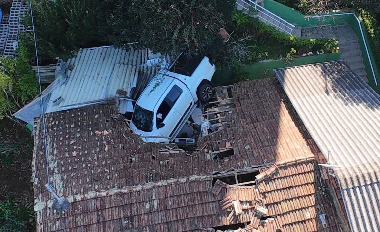 Caminhonete “voa” e cai sobre telhado de residência após motorista sofrer mal súbito em Joaçaba