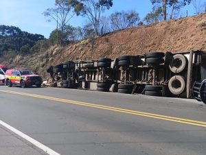 Carreta sai da pista e tomba na BR-470, deixando três pessoas feridas em Curitibanos