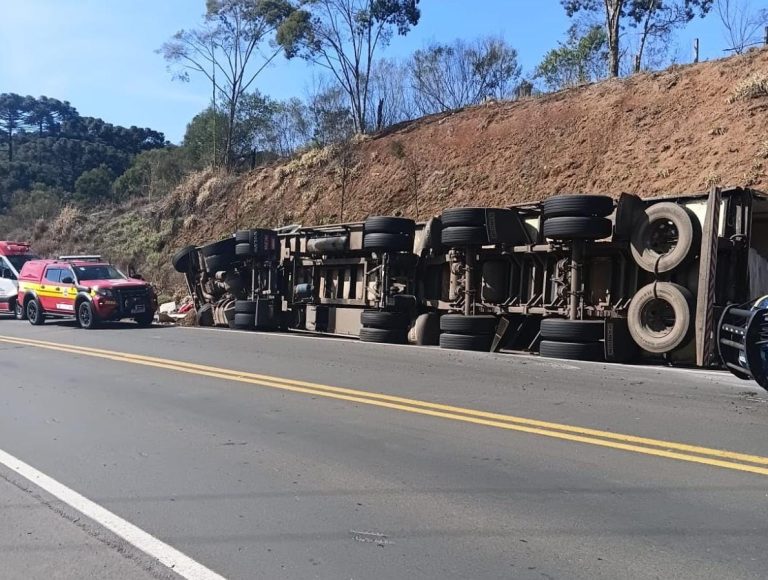 Carreta sai da pista e tomba na BR-470, deixando três pessoas feridas em Curitibanos