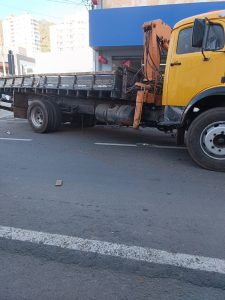Susto no Centro: Colisão entre caminhões no cruzamento da XV com a Getúlio Vargas quase atinge pedestres