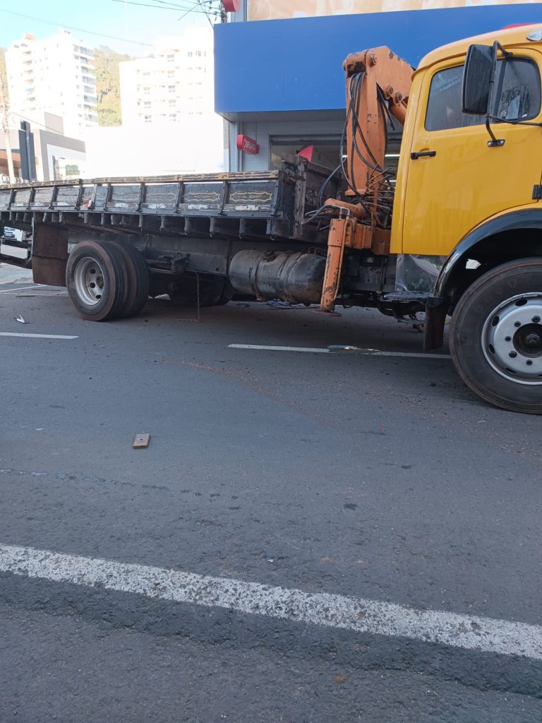 Susto no Centro: Colisão entre caminhões no cruzamento da XV com a Getúlio Vargas quase atinge pedestres
