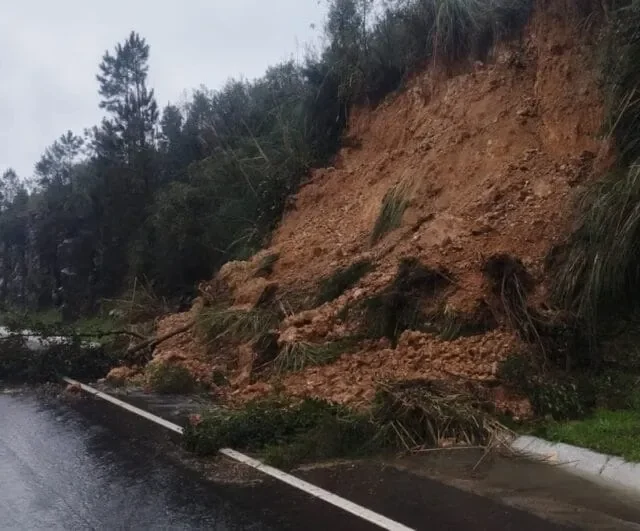 PRF faz alerta após deslizamento atingir a BR-282 em Lages durante temporais