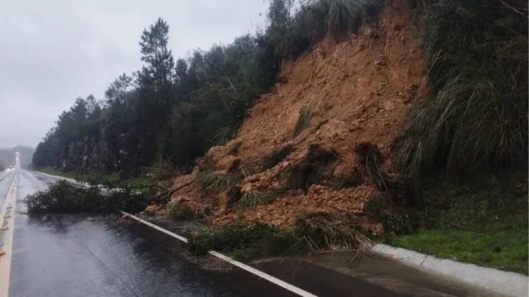 PRF faz alerta após deslizamento atingir a BR-282 em Lages durante temporais