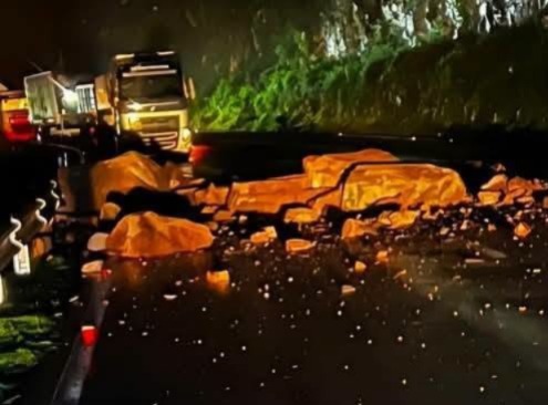 Queda de barreira bloqueia BR-470, na região de Campos Novos