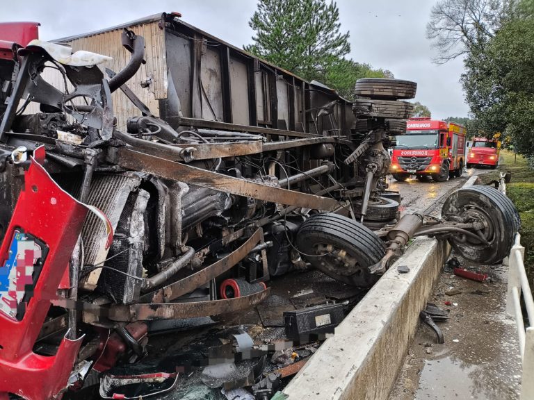 Caminhão quase cai da ponte e motorista fica ferido na BR-153