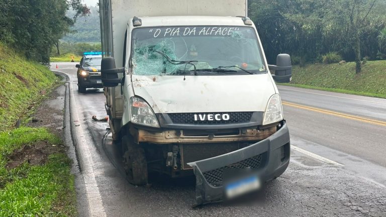 Caminhão colide na traseira de carreta na BR-282 e passageiro é levado ao hospital