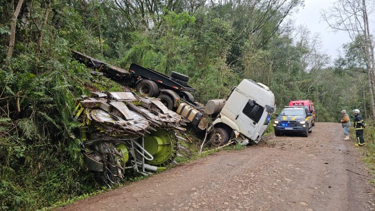 Carreta sai da pista e cai em ribanceira na BR-153