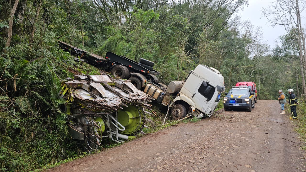 Carreta sai da pista e cai em ribanceira na BR-153