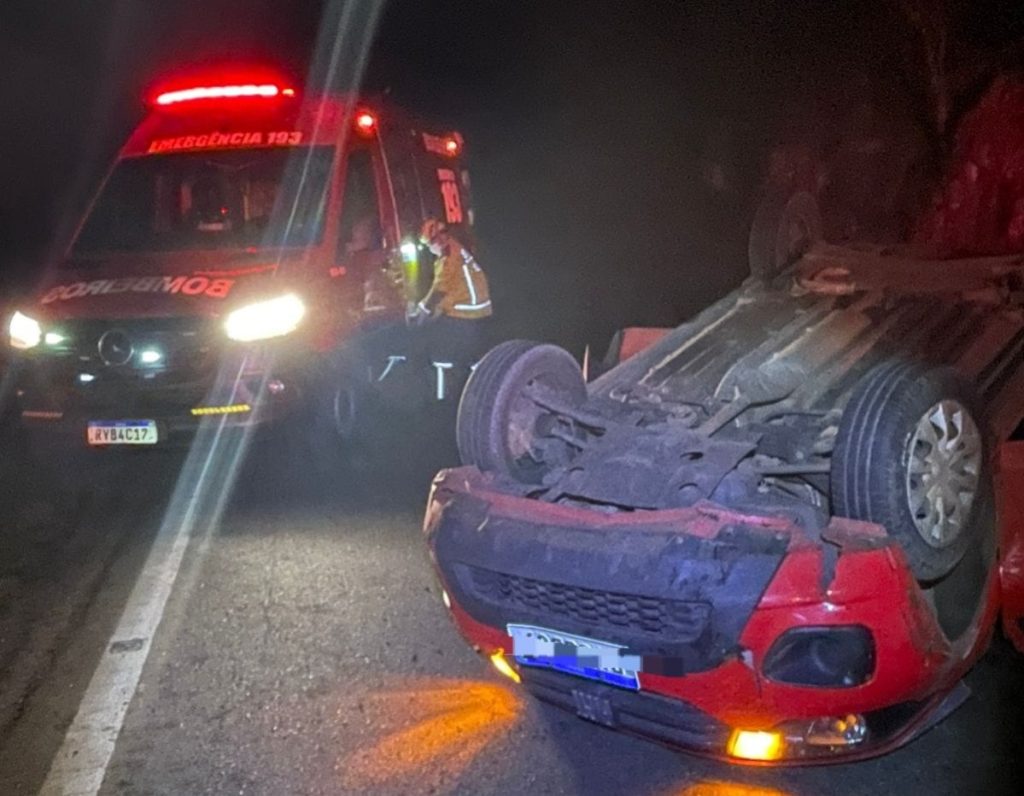 Jovem fica ferido após capotamento na BR-282, em Erval Velho