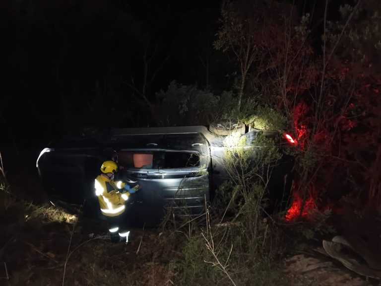 Capotamento mobiliza bombeiros em estrada do interior de Curitibanos