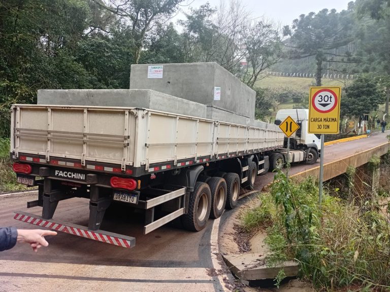 Carreta provoca interdição de ponte em Campos Novos
