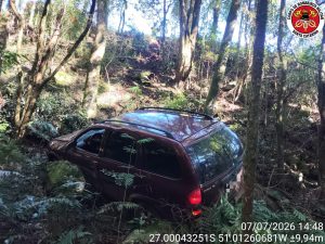 Jovem fica ferido após carro sair da pista e despencar em ribanceira na SC-355