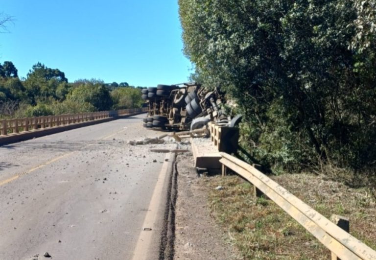 Carreta tomba e quase cai de ponte em Campos Novos