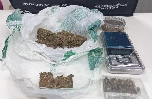 PM apreende adolescentes com drogas perto de escola no centro de Joaçaba