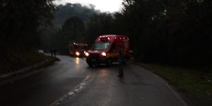 Susto na SC-464: Carro capota após colisão frontal com caminhonete