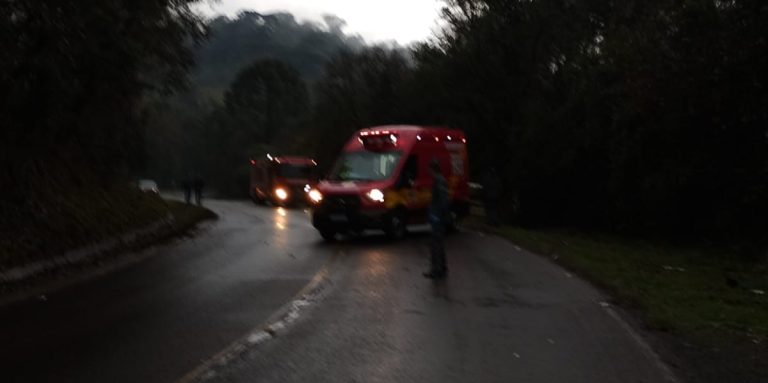 Susto na SC-464: Carro capota após colisão frontal com caminhonete