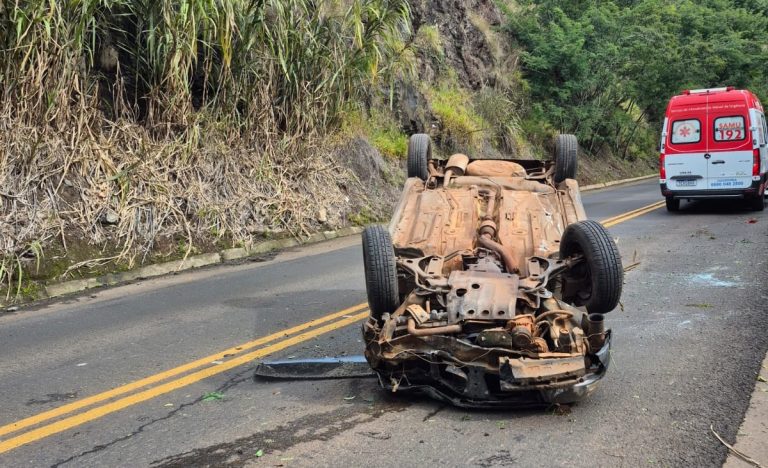 Susto na SC-480: Carro com quatro ocupantes capota e menino de 12 anos fica ferido em São Lourenço do Oeste