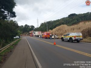 Engavetamento na SC-135: Acidente envolvendo dois carros e um caminhão deixa motorista ferido em Videira