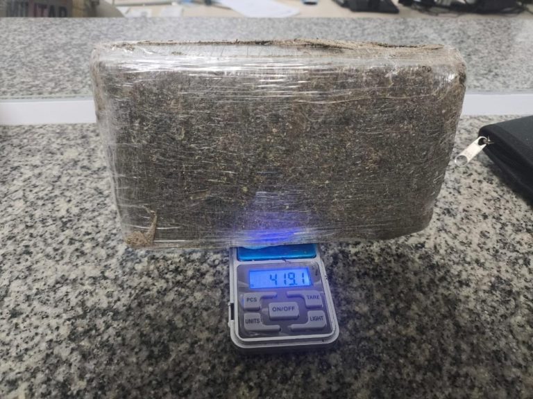 Mulher é presa por tráfico de drogas após entregar maconha à Polícia Militar em Herval d’Oeste