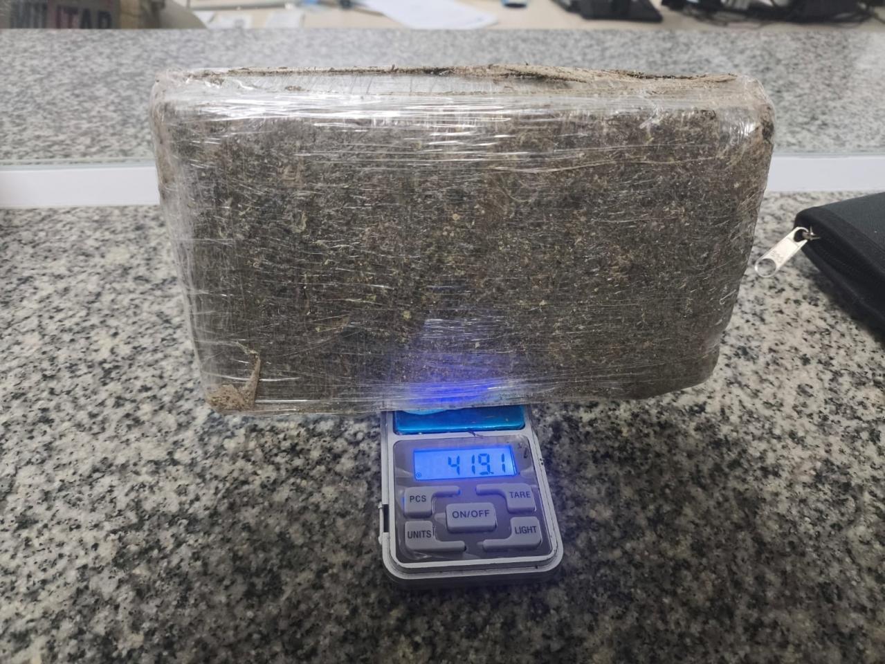Mulher é presa por tráfico de drogas após entregar maconha à Polícia Militar em Herval d’Oeste