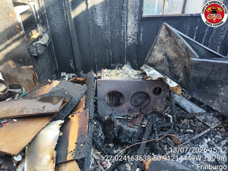 Incêndio destrói residência de madeira em Fraiburgo