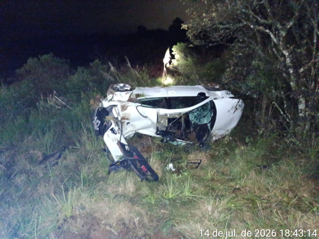 Carro cai em ribanceira e deixa dois feridos em Santa Cecília