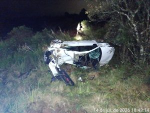 Carro cai em ribanceira e deixa dois feridos em Santa Cecília