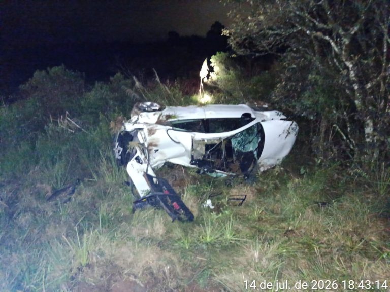 Carro cai em ribanceira e deixa dois feridos em Santa Cecília