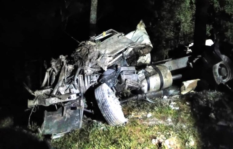 Motorista morre após carreta cair em ribanceira em Iomerê