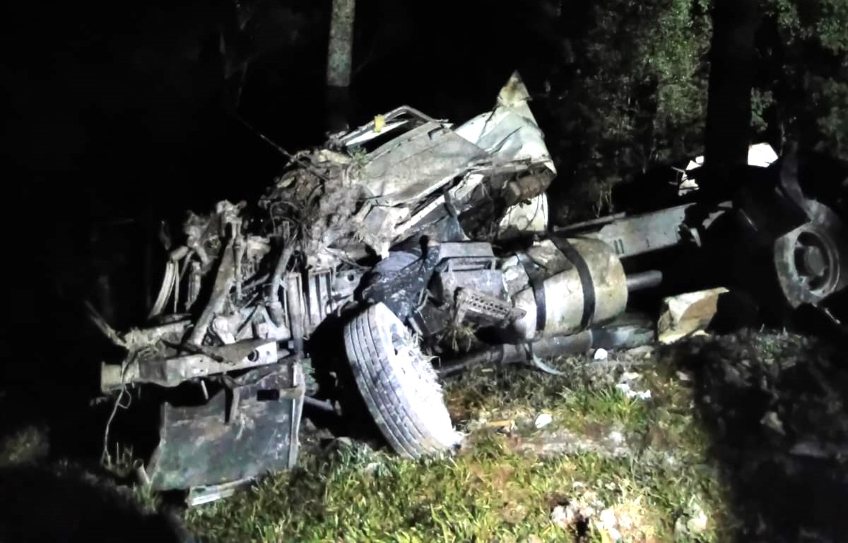 Motorista morre após carreta cair em ribanceira em Iomerê