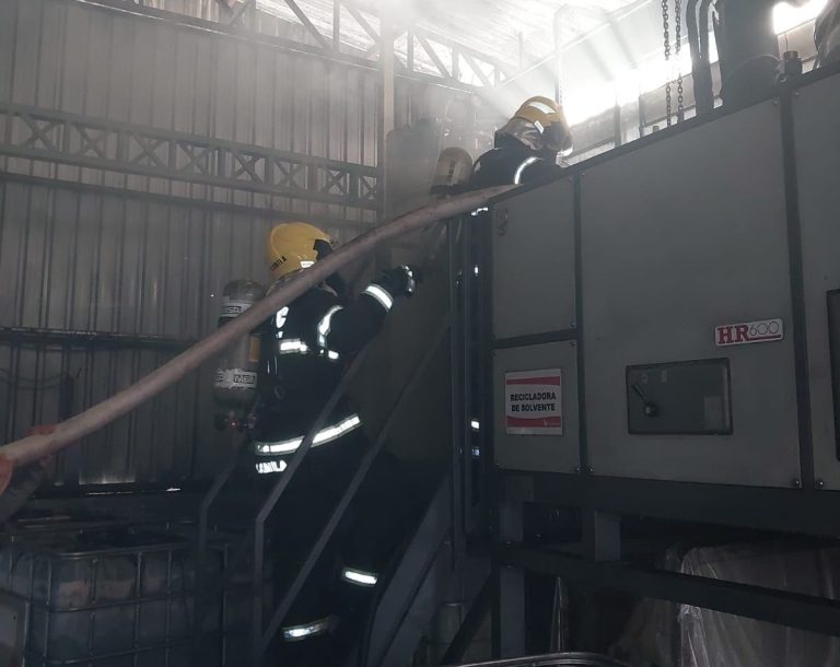 Princípio de incêndio em máquina industrial mobiliza bombeiros em empresa de Videira