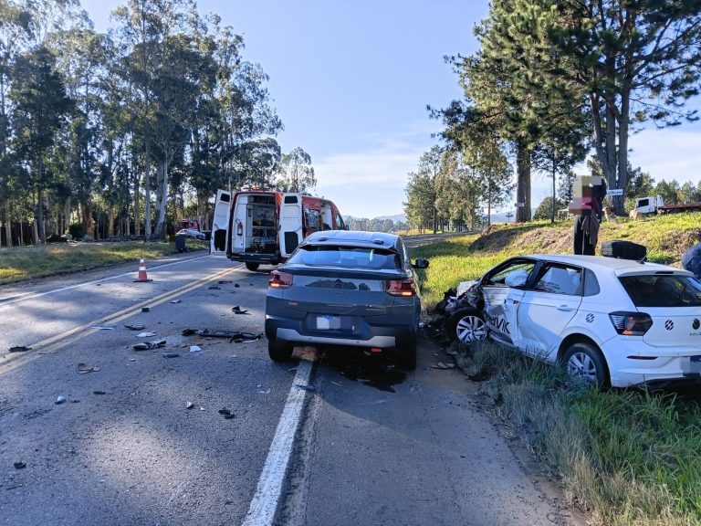 Acidente envolvendo caminhão e três carros deixa dois feridos na BR-470, em São Cristóvão do Sul