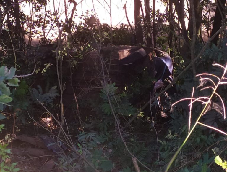 Motorista fica ferida após carro sair da pista e cair em ribanceira no interior de Herval d’Oeste