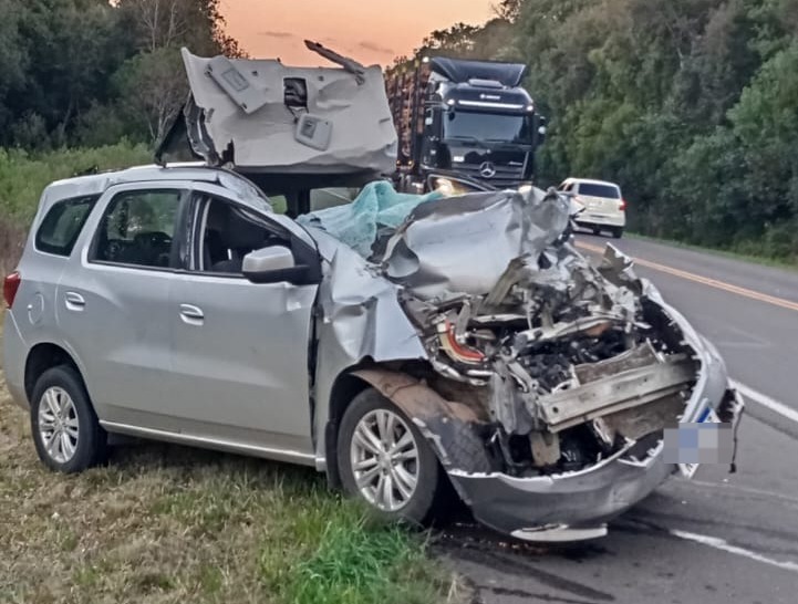 Motorista fica preso às ferragens após colisão com caminhão na BR-153