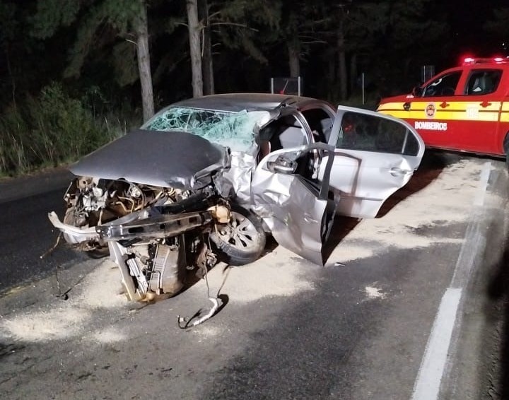Motorista fica gravemente ferido após colisão frontal entre carro e caminhão na BR-470, em Campos Novos