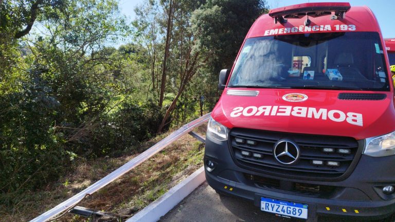 Veículo com cinco ocupantes capota e cai em ribanceira em Capinzal