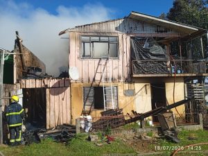 Incêndio destrói residência em Catanduvas