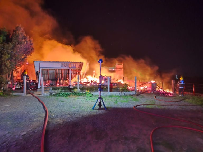 Incêndio destrói residência no interior de Vargem Bonita