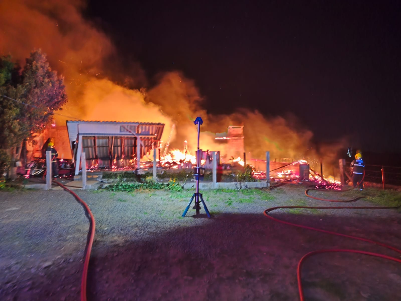 Incêndio destrói residência no interior de Vargem Bonita