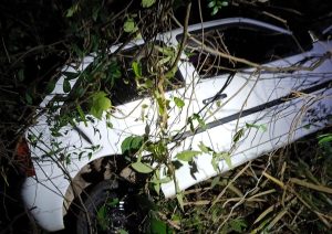 Motorista fica ferido após carro sair da pista e parar entre árvores em Piratuba