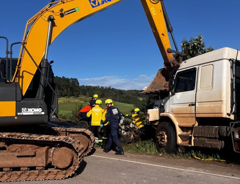 Duas pessoas morrem em colisão frontal entre carro e caminhão na BR-163, no Oeste de SC