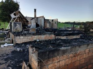 Família que perdeu tudo em incêndio no interior de Vargem Bonita inicia campanha para reconstruir a vida