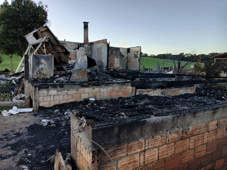 Família que perdeu tudo em incêndio no interior de Vargem Bonita inicia campanha para reconstruir a vida