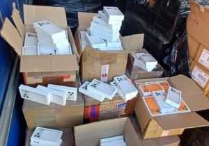 PRF apreende carga de R$ 20 milhões com celulares, smartwatches e insumos médicos em SC