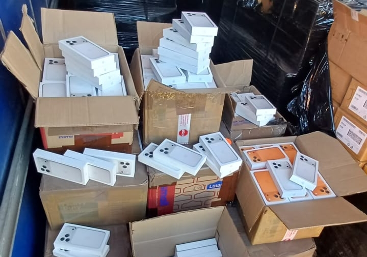 PRF apreende carga de R$ 20 milhões com celulares, smartwatches e insumos médicos em SC