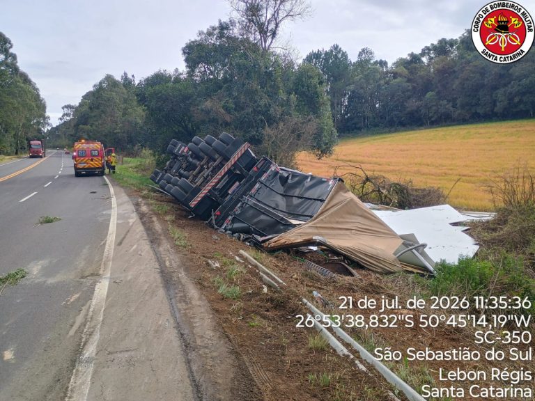 Carreta carregada com MDF tomba e motorista fica ferido em Lebon Régis