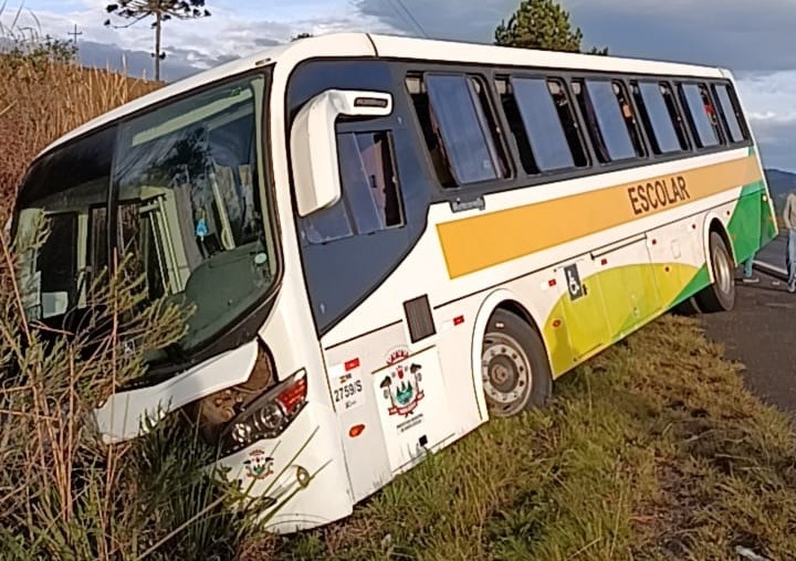 Ônibus escolar colide contra barranco após apresentar problema mecânico em Santa Cecília