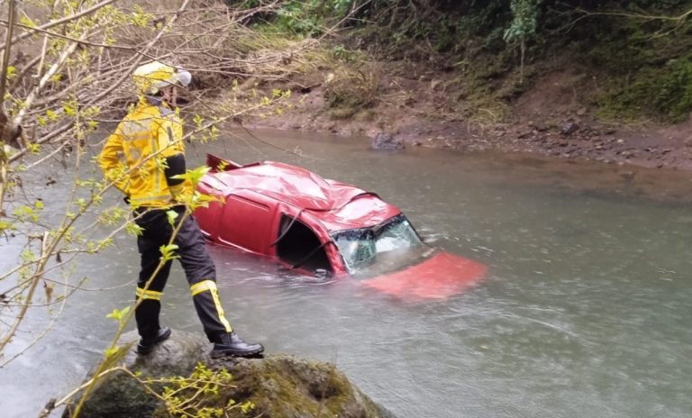 Mulher é encontrada morta após veículo cair em rio no Oeste