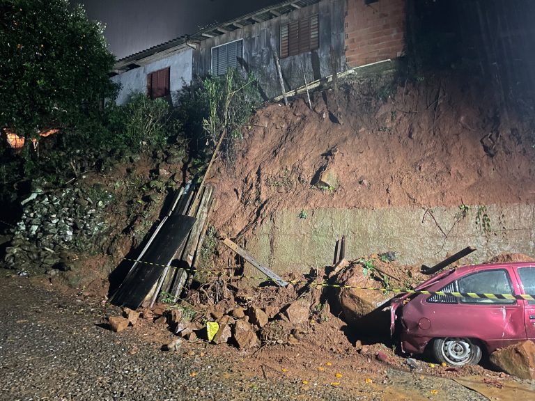 Deslizamento de terra atinge residência em Joaçaba e família é retirada preventivamente